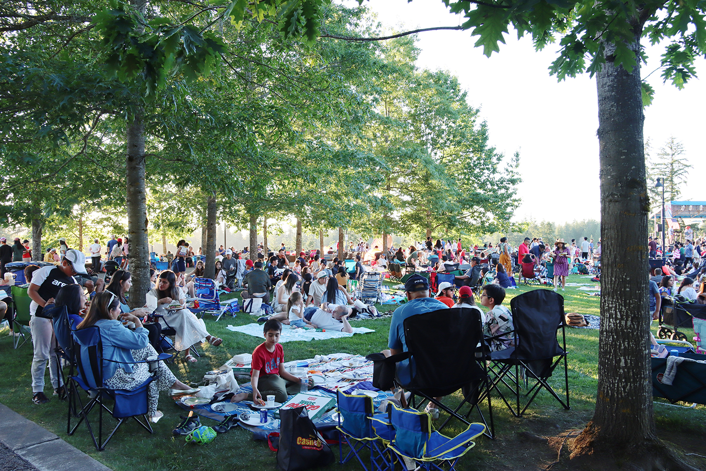 Crowd at the Sammamish Farmer's market